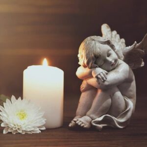 un ange avec une bougie