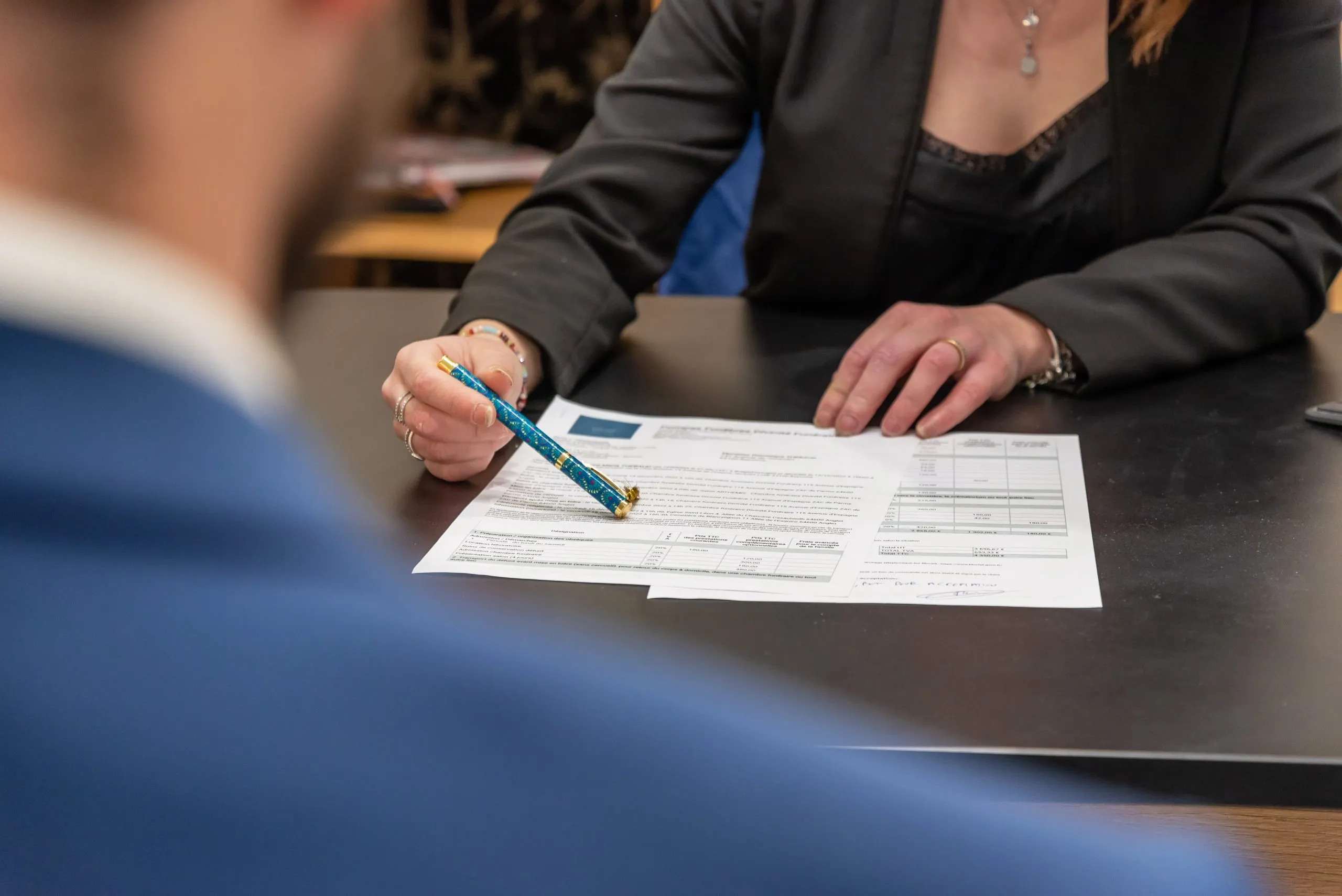 Conseillère funéraire présentant un devis d'organisation d'obsèques à un client
