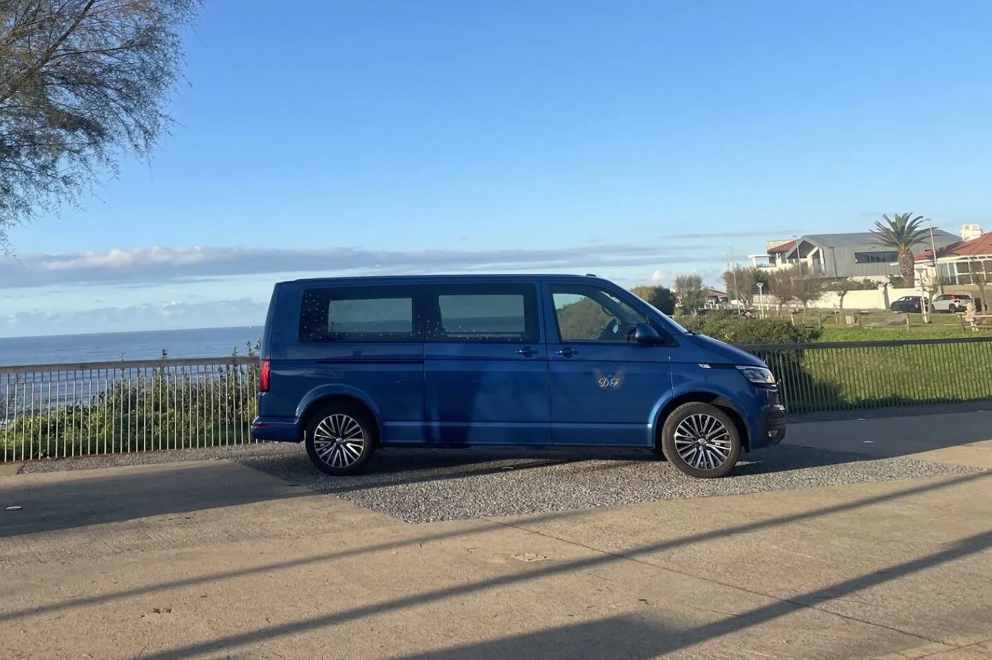 Corbillard van bleu Volkswagen de Divinité Funéraire stationné face à la mer à Biarritz