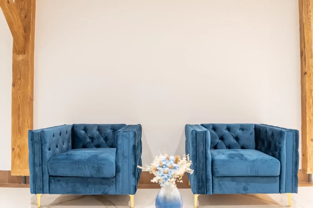Salon d'accueil chaleureux pour les familles avec fauteuils en velours bleu