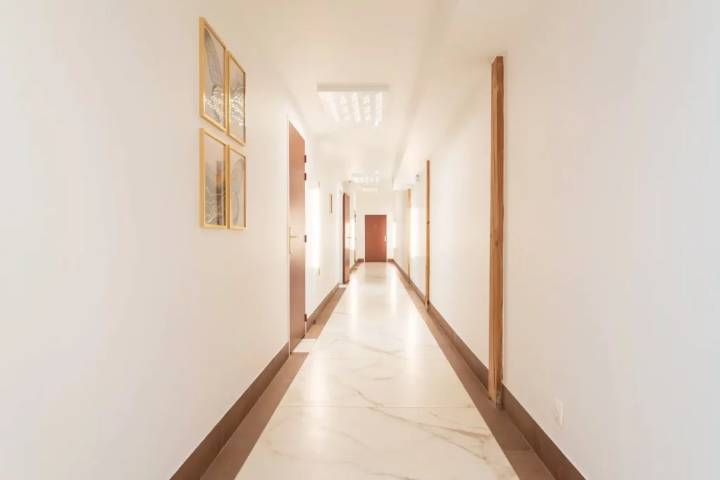 Couloir lumineux et moderne de l'agence Divinité Funéraire