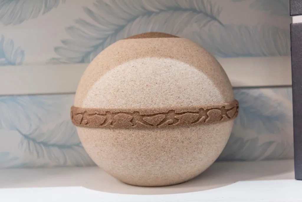 Urne cinéraire funéraire sphérique en sable biodégradable avec motif gravé