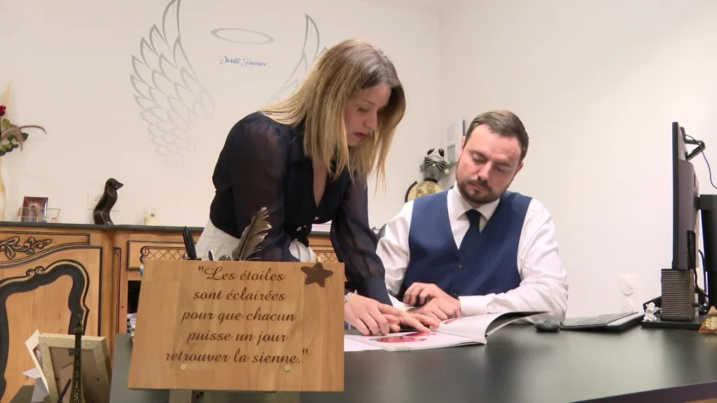 Conseillers funéraires échangeant dans un bureau au sein de l'agence Divinité Funéraire